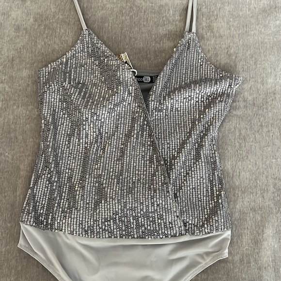 Boo Hoo Silver/Gray Sequined Faux Wrap Plunge Neck Strappy Bodysuit Small NWT - Picture 3 of 6